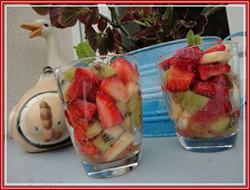 Salade de fruits frais (fraises, banane et kiwis)