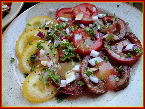 Salade de tomates multicolores