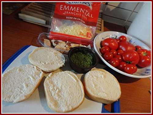 Tartines au pesto, poulet et tomates cerises