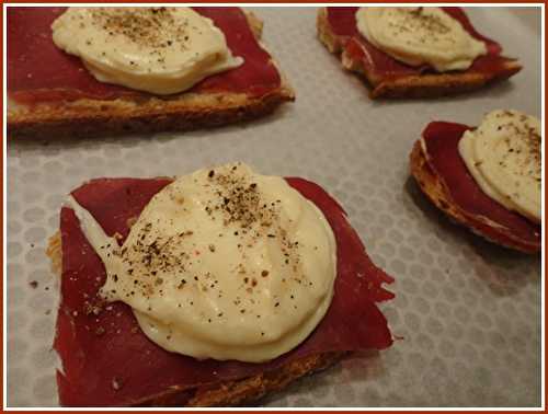 Tartines de rocamadour à la viande des Grisons