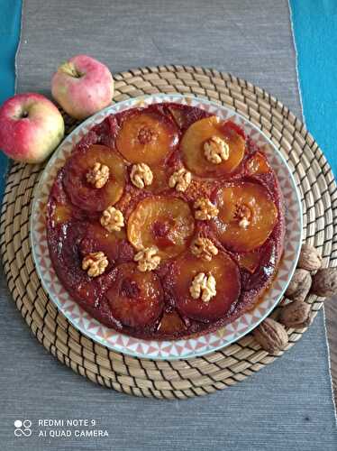 Gâteau renversé aux pommes caramélisées et aux noix.