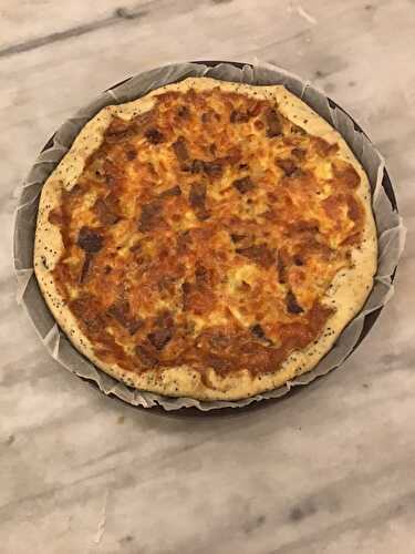 Quiche à l’oignon et au tofu fumé aux amandes et au sésame.