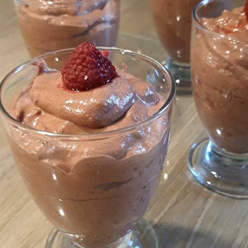 Verrines de mousse au chocolat et aux framboises