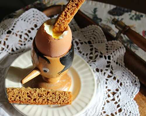 Oeufs à la coque et mouillettes de pain d'épices