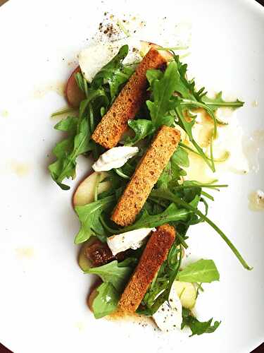 Salade de roquette aux pain d'épices, pommes, figues et saint marcellin