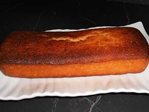 Gâteau au yaourt, semoule et amande