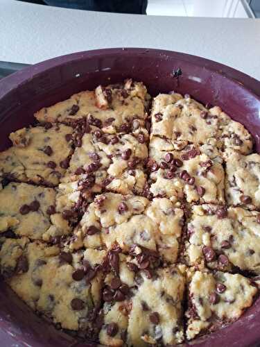 Cookie géant aux pépites de chocolat fourré à la pâte à tartiner.