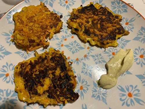 GALETTES DE CAROTTES RAPEES ET SA SAUCE AU CURRY