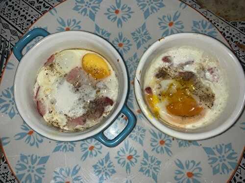 Œufs cocotte au chèvre et aux lardons