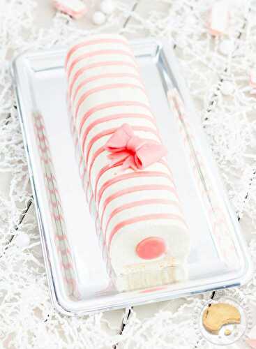 Bûche vanille, fraise des bois et biscuits roses sans moule avec des bouteilles d’eau