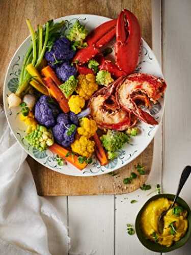 Homard façon aïoli, choux fleur violet et petits légumes