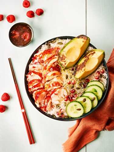 Pokebowl de homard, avocat grillé, grenade, concombre, fèves et vinaigrette à la framboise et graines germées