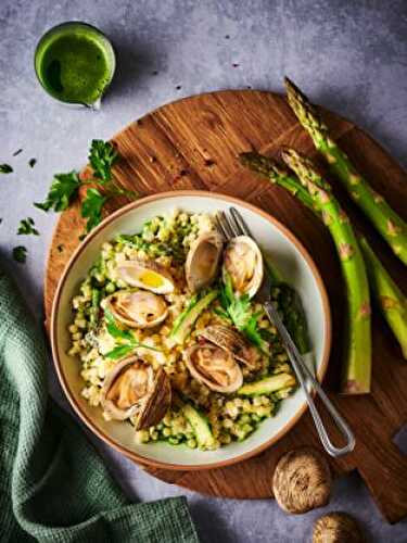 Praires, fregola sarda, pointes d’asperges et jus de persil