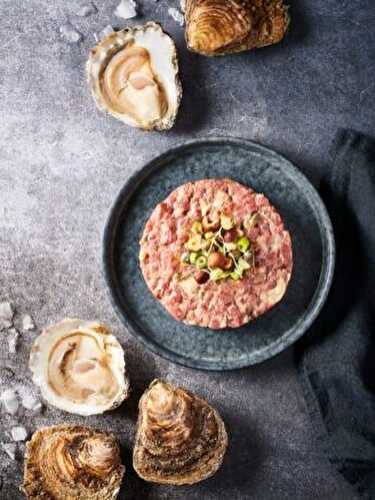 Tartare d’huîtres plates, boeuf, câpres, et noisettes torréfiées