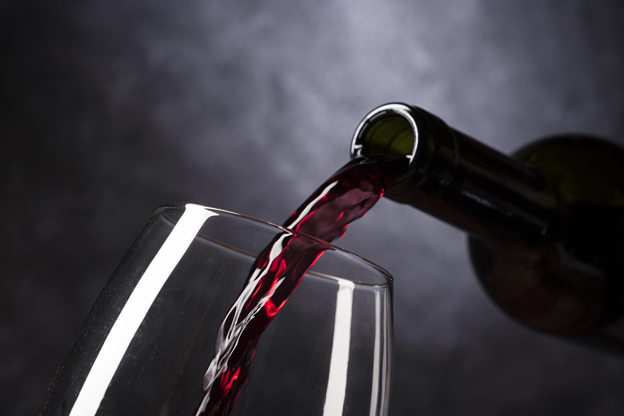 Pourquoi le vin Côte-Rôtie est un incontournable des caves de connaisseurs ?