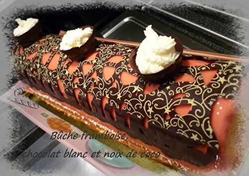 Buche mousse de framboise insert chocolat blanc noix de coco