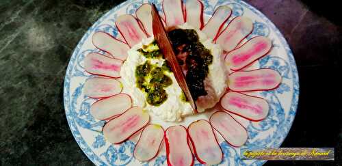 Faisselle au pesto et tuile de bresaola parmesan