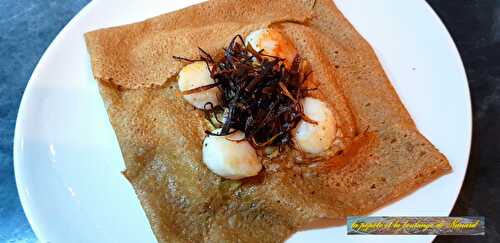 Galette de blé noir à la fondue de poireaux et noix de St Jacques