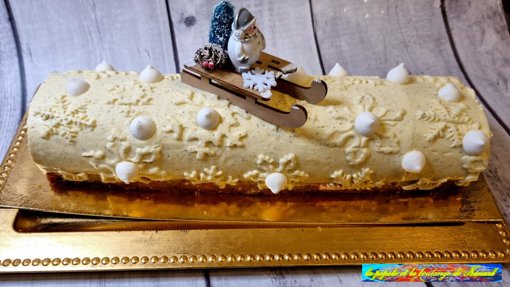 Bûche bombe aux fruits rouges et pralines