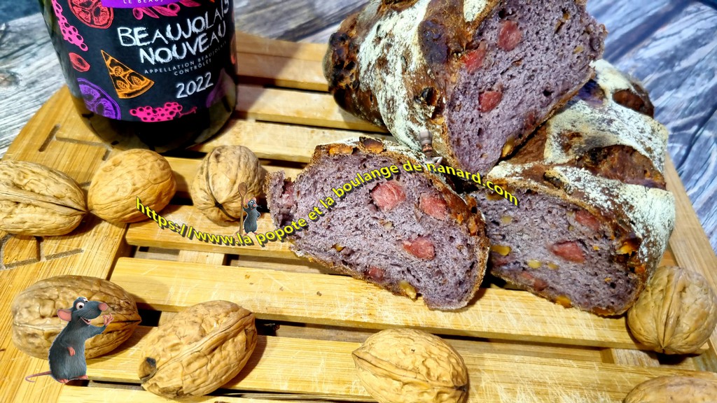 Pain au Beaujolais, saucisson et noix