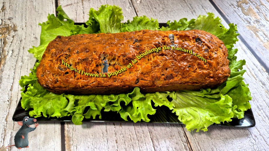 Cake au saucisson sec, noisettes et tomates séchées