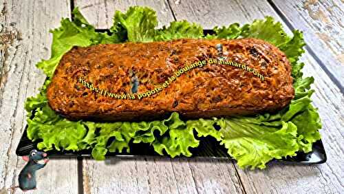 Cake au saucisson sec, noisettes et tomates séchées