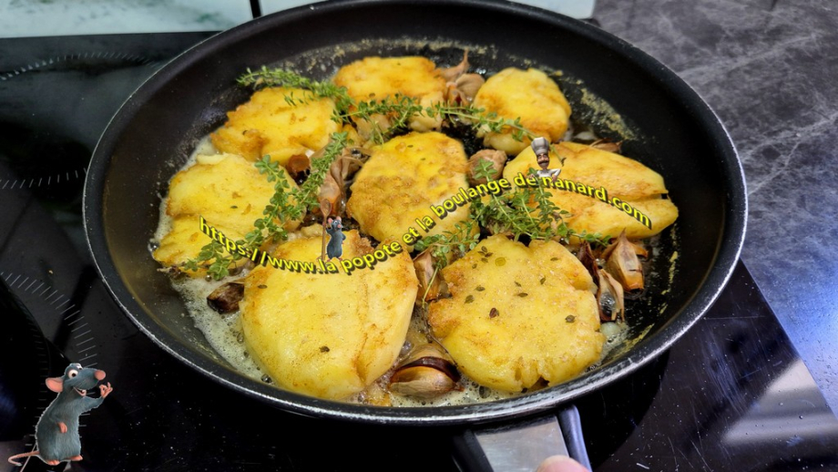 Pommes de terre tapées à l’ail noir