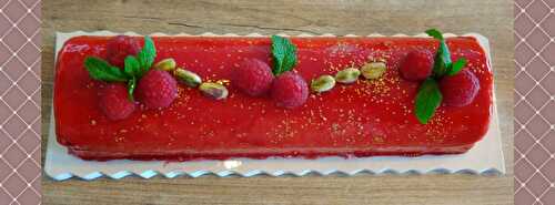 Bûche framboise, cœur nougat sur un financier pistache