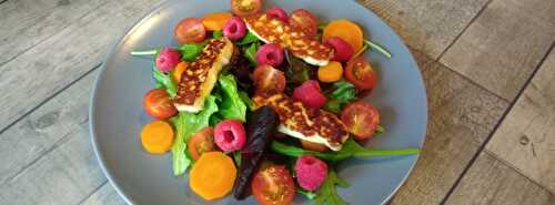 Salade jeunes pousses, carottes, tomates, framboises & Halloumi