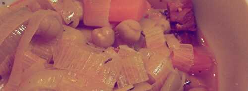 Soupe de pois chiches, poireaux, chorizo & coriandre