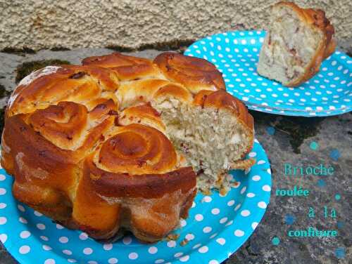 Brioche roulée à la confiture de cerises et lavande