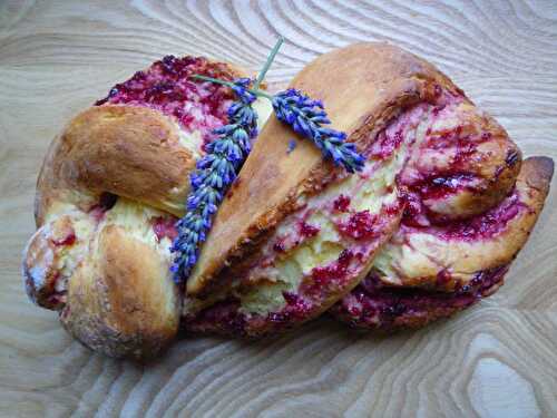 Brioche tressée au fromage blanc et à la confiture de cerises à la lavande