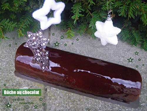 Bûche au chocolat, croustillant praliné et dacquoise noisettes