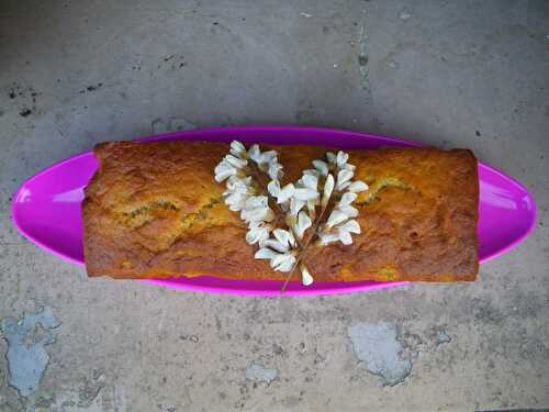 Cake à la rhubarbe et fleurs d'acacia