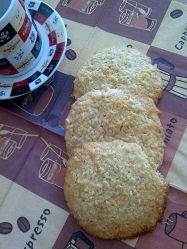 Cookies à la noix de coco, flocons d'avoine et sirop de rose