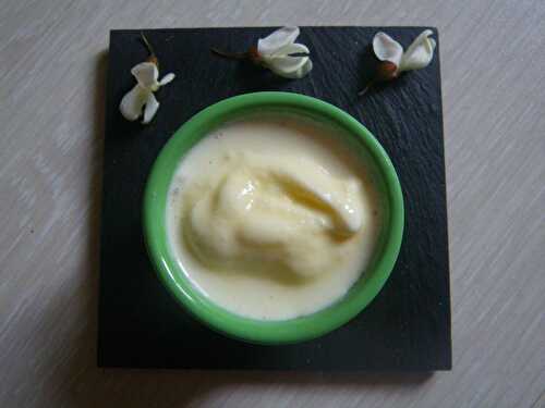 Crème glacée à la fleur d'acacia