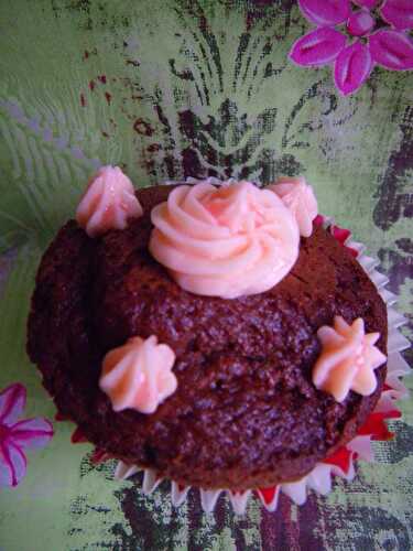 Cupcakes au chocolat et topping à la fraise bonbon