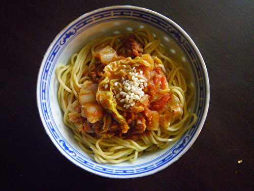 Nouilles au chou chinois et sauce tomates