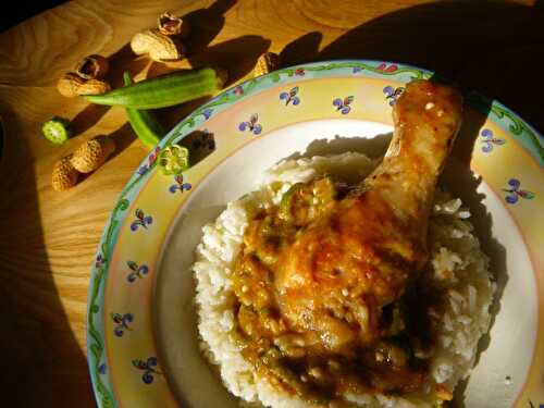 Poulet à la sauce aux arachides et aux gombos