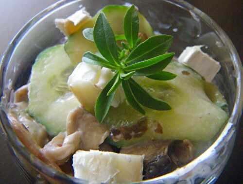 Salade de concombre, champignons et chèvre à la sarriette