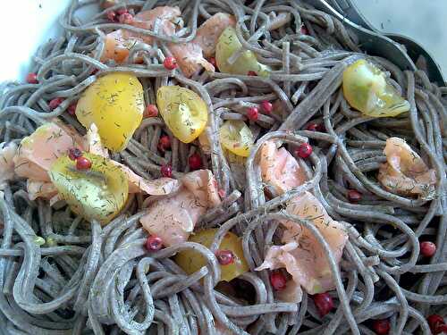 Salade de pâtes au sarrasin et saumon fumé