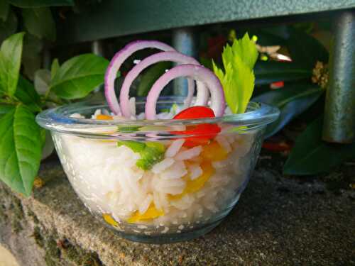 Salade de riz colorée et vinaigrette citronnée