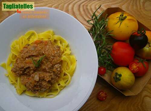 Tagliatelles à la sauce tomate, aubergines et romarin