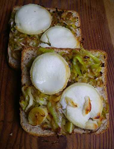 Tartine de poireaux au crottin de chavignol et miel