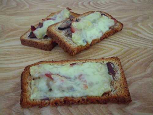 Tartines apéritives de shitakés, rôti de veau et tomme de Savoie