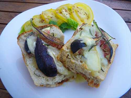 Tartines de crottins de chavignol et figues au romarin