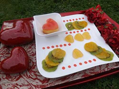 Assiette gourmande pour la St Valentin : mangue, kiwi, gelée d’agrumes à la vanille de Tahiti, fondant aux amandes et crème de pralines roses￼