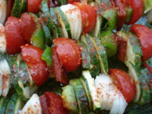 Brochettes de légumes frais et tomates confites »maison ».