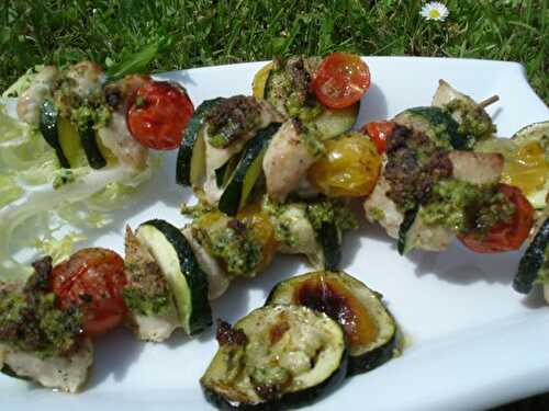 Brochettes de volaille, petits légumes et pesto de fanes de radis aux amandes