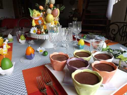 Crème au chocolat façon « flamby » et petite table familiale pour Pâques